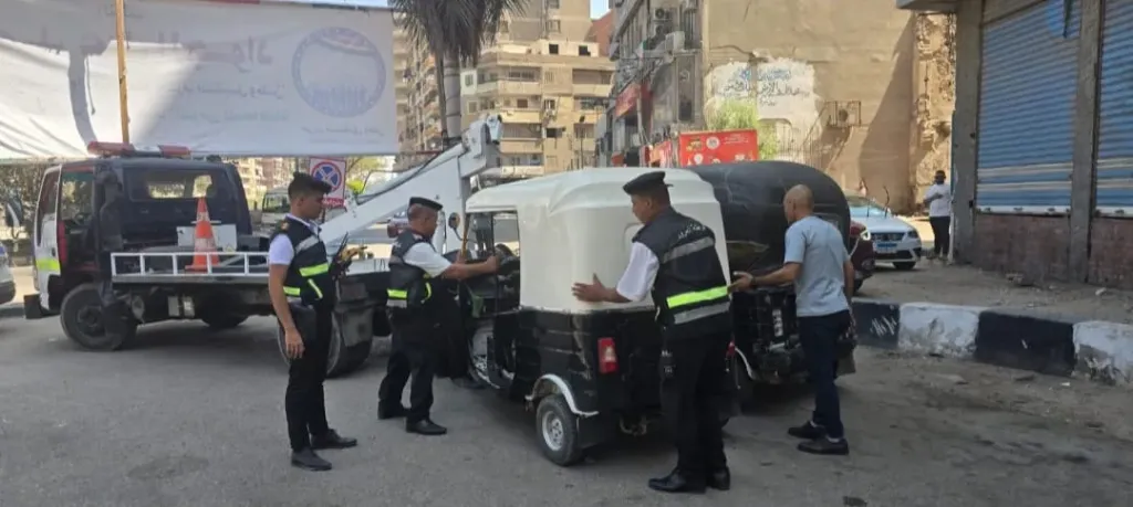 ضبط ٢0توك توك  غير مرخصة ومخالفة  لخطوط السير بشوارع مدينة الزقازيق