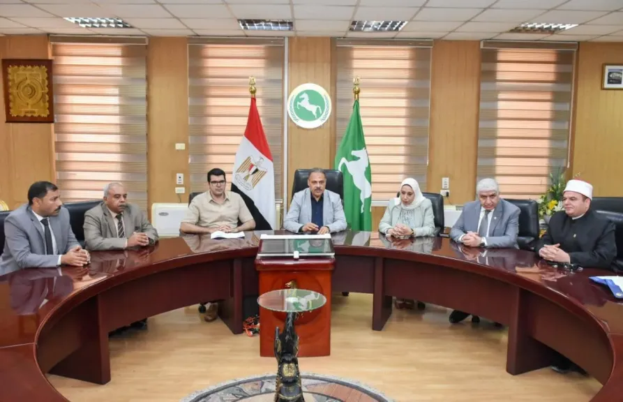 محافظ الشرقية يسلم مساعدات مالية لمصابي انهيار العقار بالزقازيق