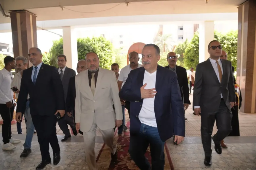 محافظ أسيوط ونائب رئيس جامعة الأزهر يفتتحان استوديو حديثًا