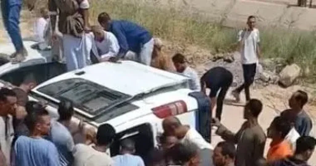 انقلاب سيارة ميكروباص على الطريق الزراعى فى قنا والدفع بسيارات الإسعاف