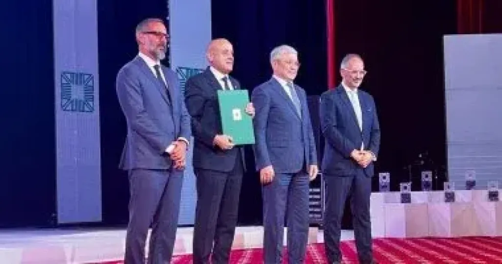 محافظ الأقصر يتسلم جائزة الآغا خان العالمية للعمارة 2025 عن مشروع إحياء إسنا التاريخية