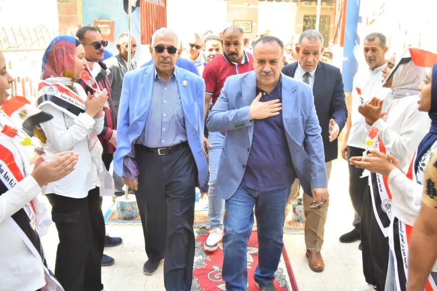 محافظ أسيوط يشهد توزيع حقائب مدرسية بقرية النواورة