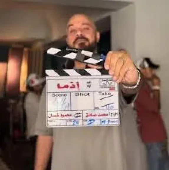 محمد صادق يشارك صورة من تصوير فيلم إذما في أولى تجاربه الإخراجية