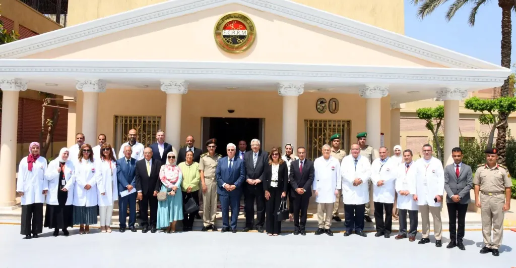 مركز البحوث الطبية والطب التجديدى للقوات المسلحة يستقبل وزير التعليم العالى.. صور
