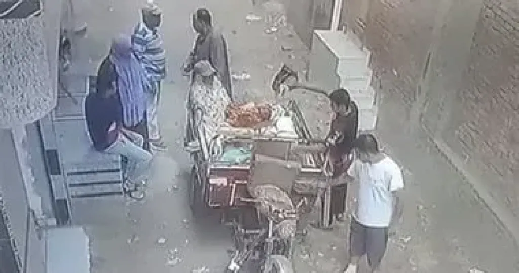 شاب يسكب البنزين على أرغفة خبز فى مشادة بقرية بالشرقية وكاميرا توثق الواقعة