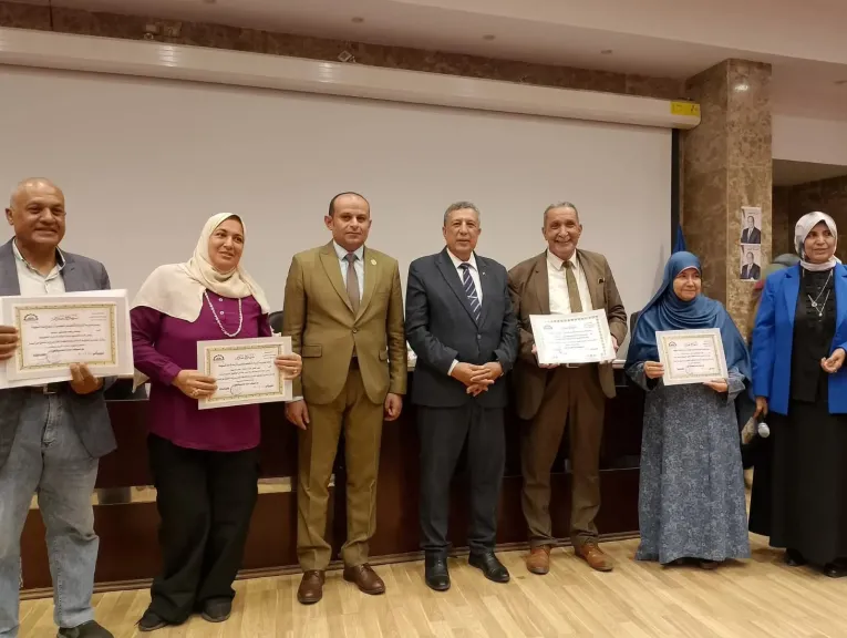 الديب يكرم الوحدة التدريبية بمدرسة التراس  بادارة مركز كفر الدوار التعليمية كأفضل وحدة تدريبية على مستوى المحافظة