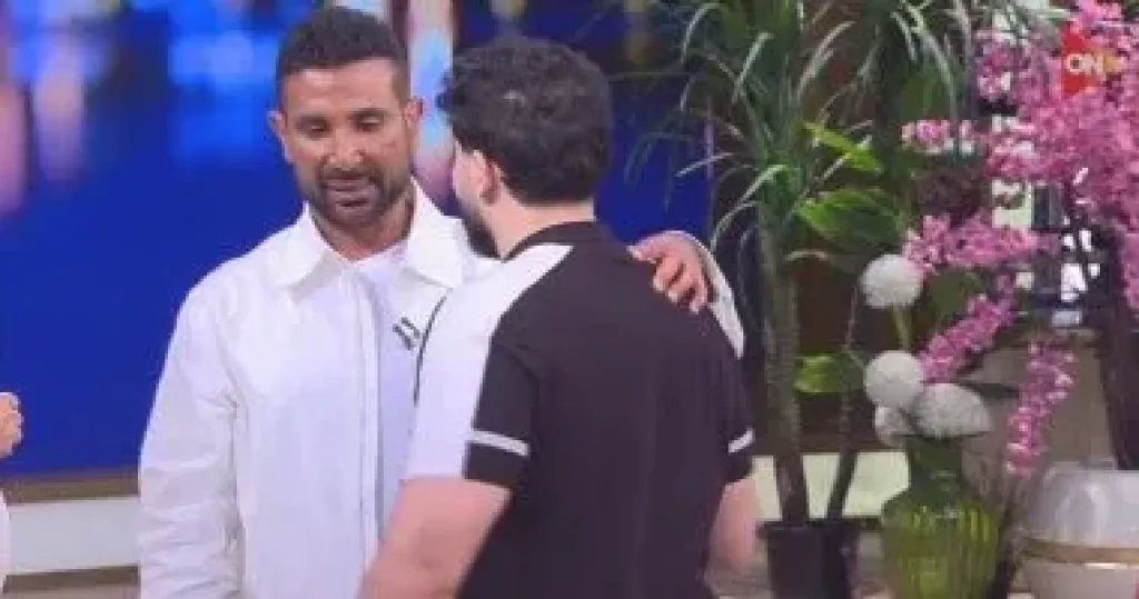 أحمد سعد مداعبا المؤلف الغنائي محمد الشافعي: ”بكلم مامته عشان يألف لي”
