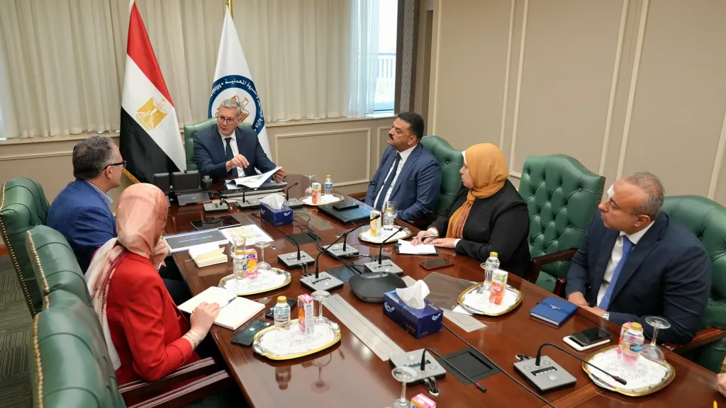 وزير العمل ومحافظ القاهرة يسلمان 100 عقد عمل جديد لذوي همم