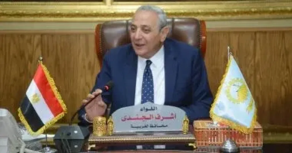 محافظ الغربية يسلم طلاب الأسر الأولى بالرعاية الزى المدرسى ووصل سداد المصروفات