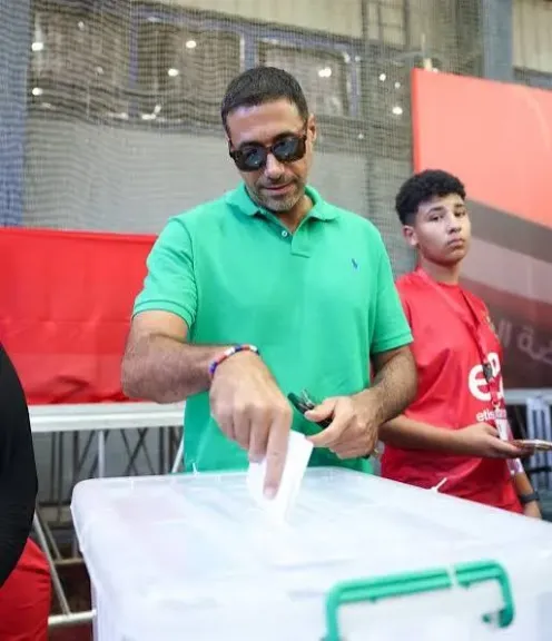 نجوم الفن يدلون بأصواتهم في عمومية الأهلي