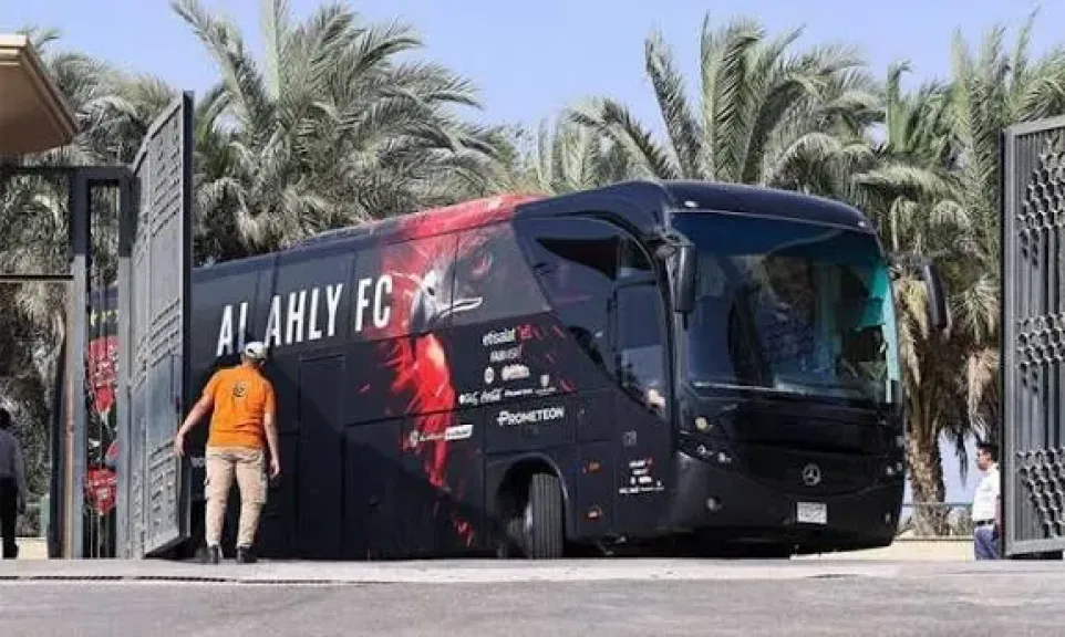 الأهلي يصل استاد القاهرة لمواجهة سيراميكا كليوباترا في الدوري الممتاز