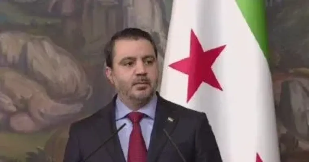 الشيباني يرفع علم سوريا فوق مبنى السفارة السورية في واشنطن