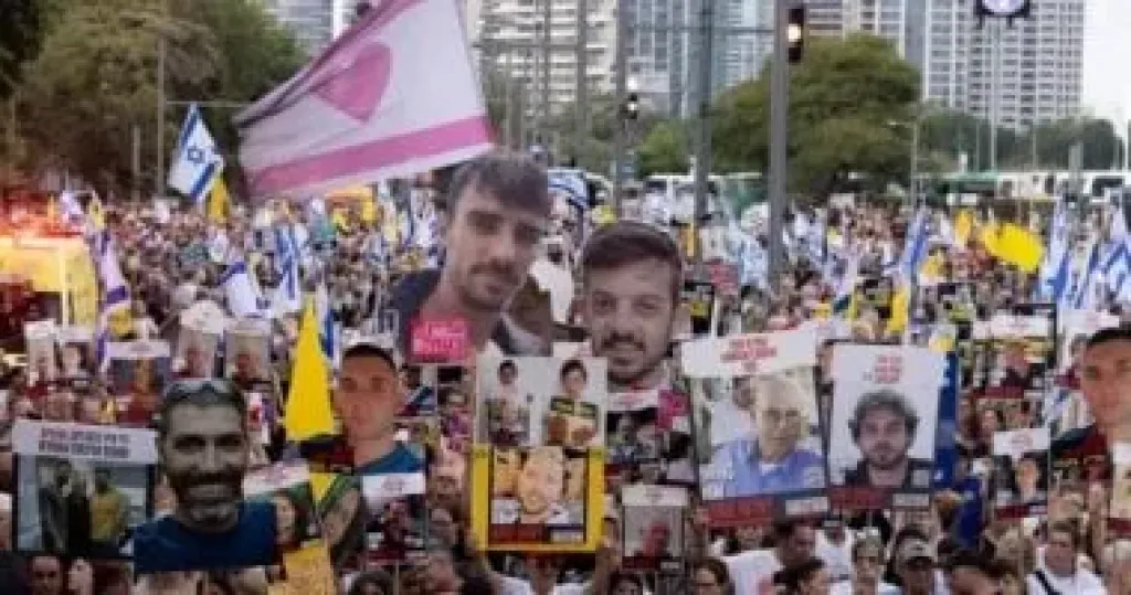 عائلات الأسرى الإسرائيليين تهاجم نتنياهو وتتهمه بالاهتمام بمنصبه فقط
