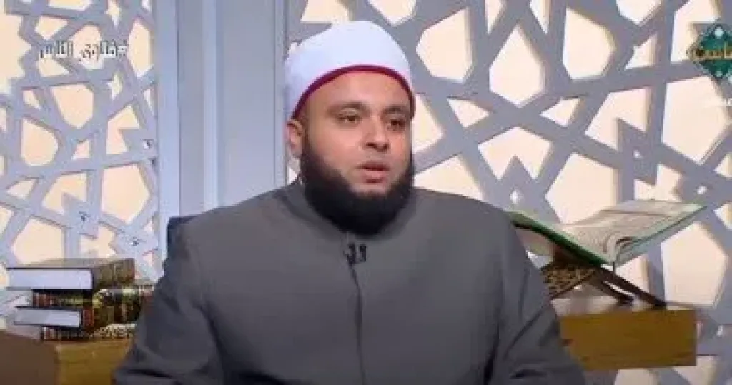 أمين الفتوى يوضح حكم ارتداء الرجل السلسلة الفضة
