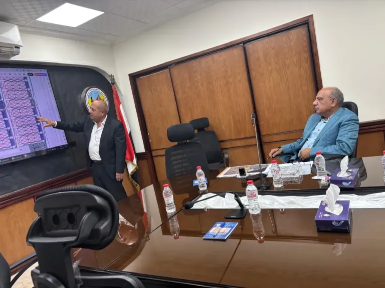 وزير الكهرباء يتفقد غرفة عمليات المراقبة ومركز خدمات عملاء الشيخ زايد بشركة القناة للتوزيع