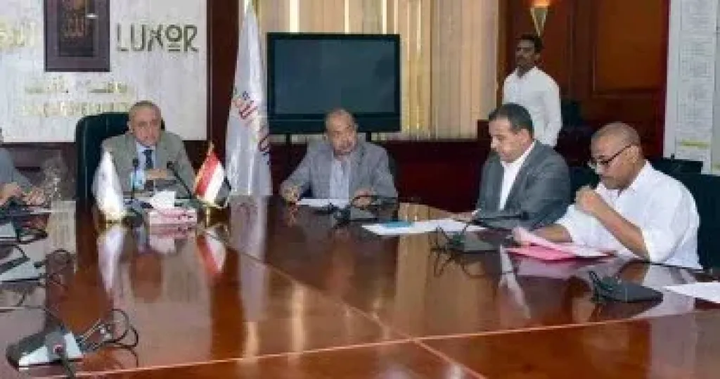 محافظ الأقصر يتابع منظومة تقنين أراضي الدولة ويشدد على التدقيق والمراجعة