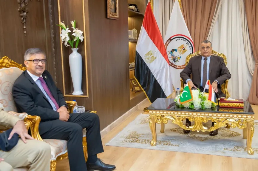 وزير الإنتاج الحربي يبحث مع السفير الباكستاني أوجه التعاون في مجال التصنيع العسكري والمدني.. صور