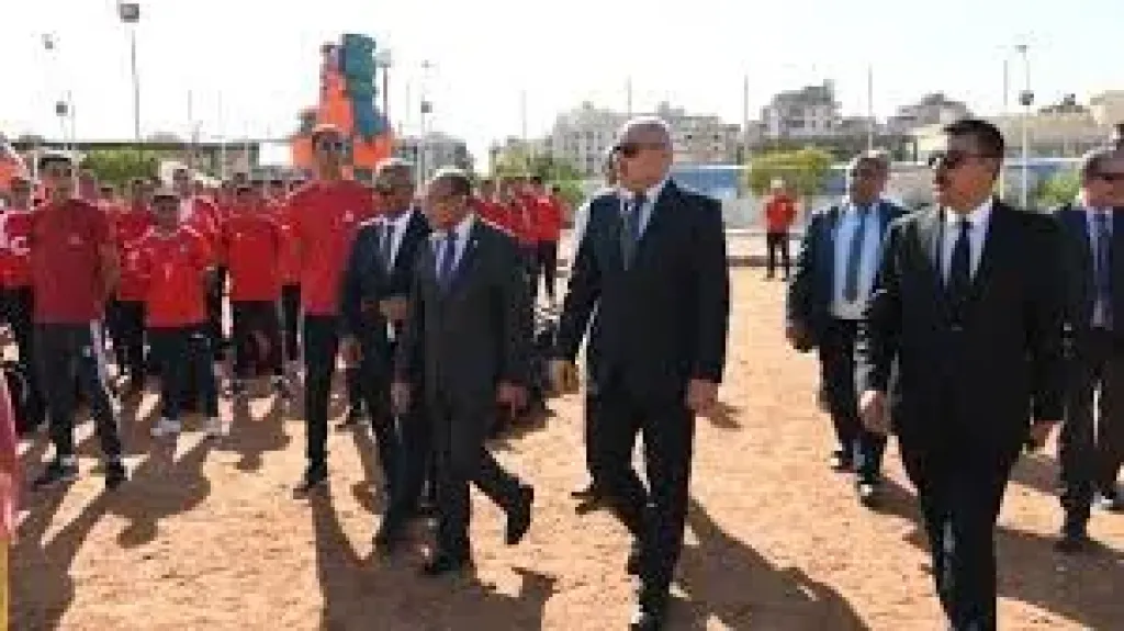 قيادات جامعة القناة السويس تشارك طلاب كلية علوم الرياضة تحية العلم (صور)