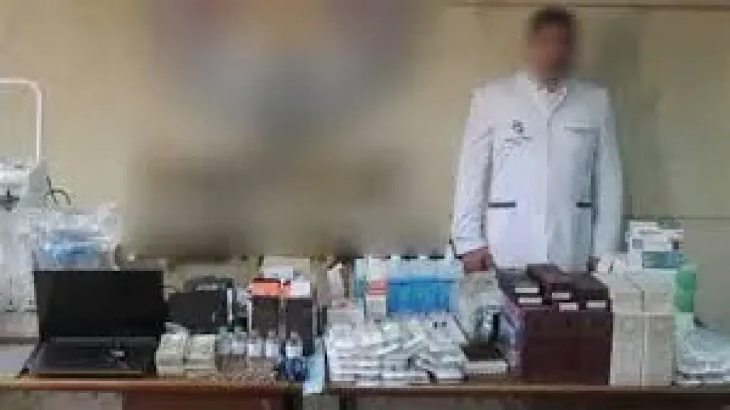 تفريغ هواتف وكاميرات المراقبة لعاطل انتحل صفة طبيب بالتجمع