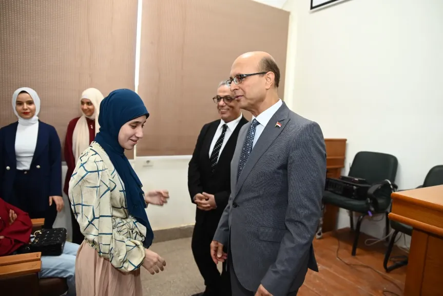 الدكتور المنشاوي يلتقي الطالبة ثريا أشرف أول كفيفة ببرنامج PPIS بكلية التجارة