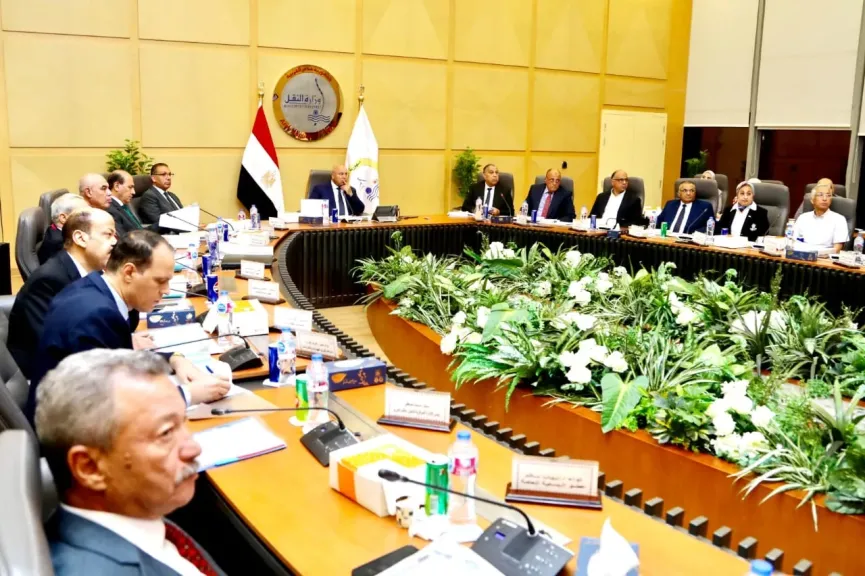 وزير الصناعة والنقل يترأس اجتماع الجمعية العامة للشركة القابضة لمشروعات الطرق والكباري والنقل االبرى