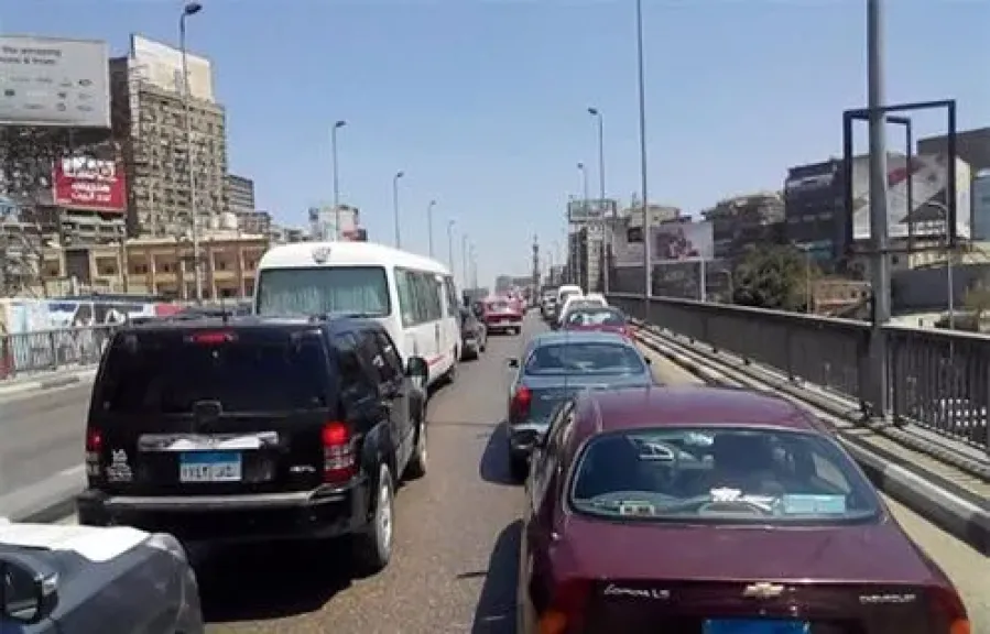 تباطؤ في حركة السيارات بالقاهرة والجيزة وسط تواجد مروري بالمحاور الرئيسية