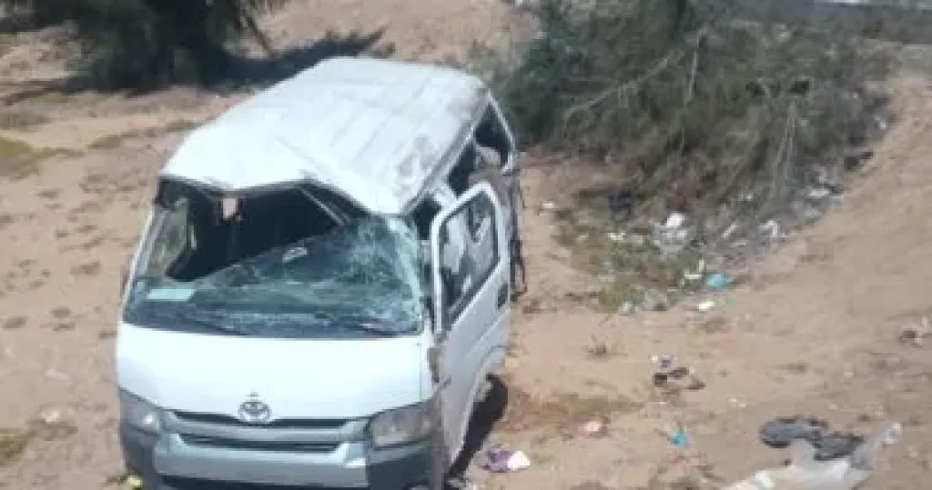 إصابة 5 أشخاص إثر انقلاب ميكروباص بالطريق الأوسطى