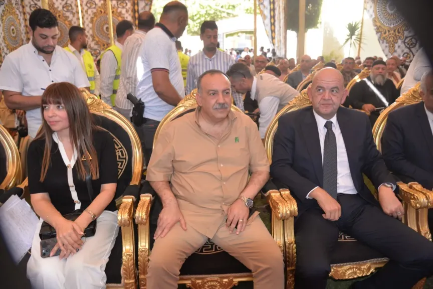 محافظ أسيوط يسلم 60 منزلاً مؤهلاً و27 رأس ماشية و10 مشروعات