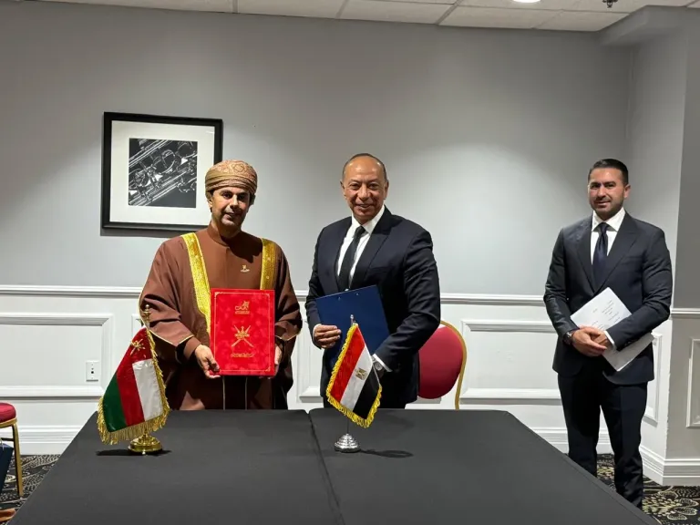 مصر وسلطنة عُمان توقعان مذكرة تفاهم لتعزيز التعاون في مجال الطيران المدنى