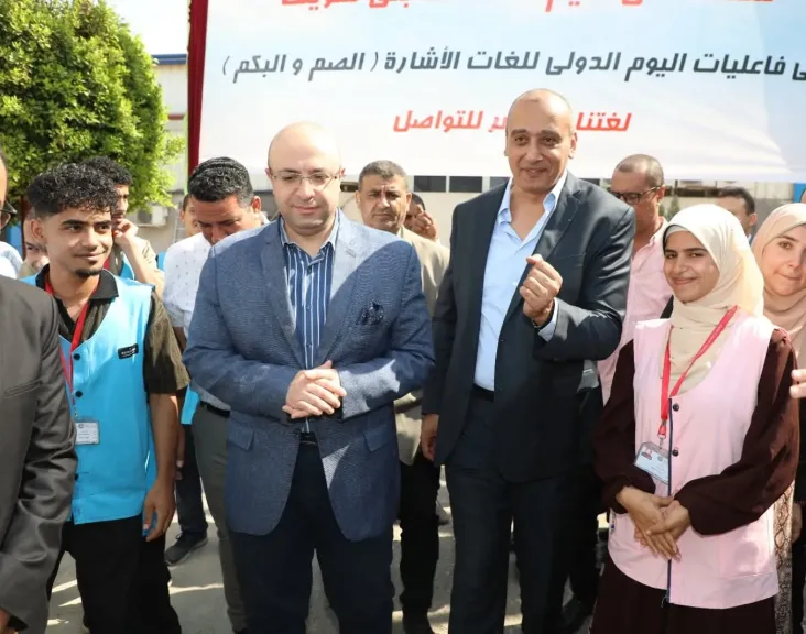 محافظ بني سويف يُشارك عروسين من الصم والبكم فرحتهما