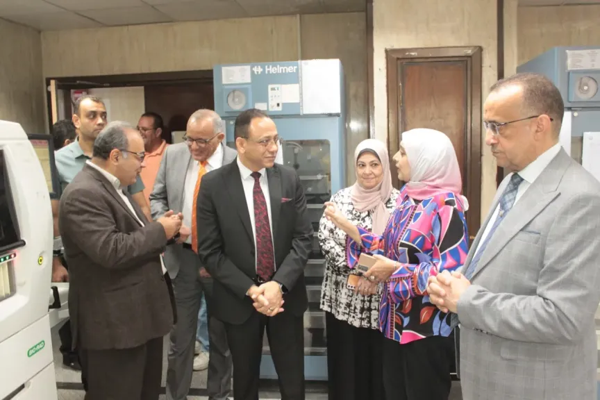 نائب رئيس جامعة أسيوط يتفقد المعامل والوحدات المركزية بالمستشفى