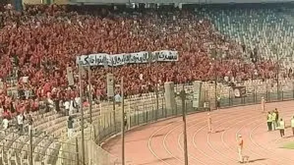 جماهير الأهلي تهاجم لاعبي حرس الحدود بسبب إهدار الوقت (فيديو)