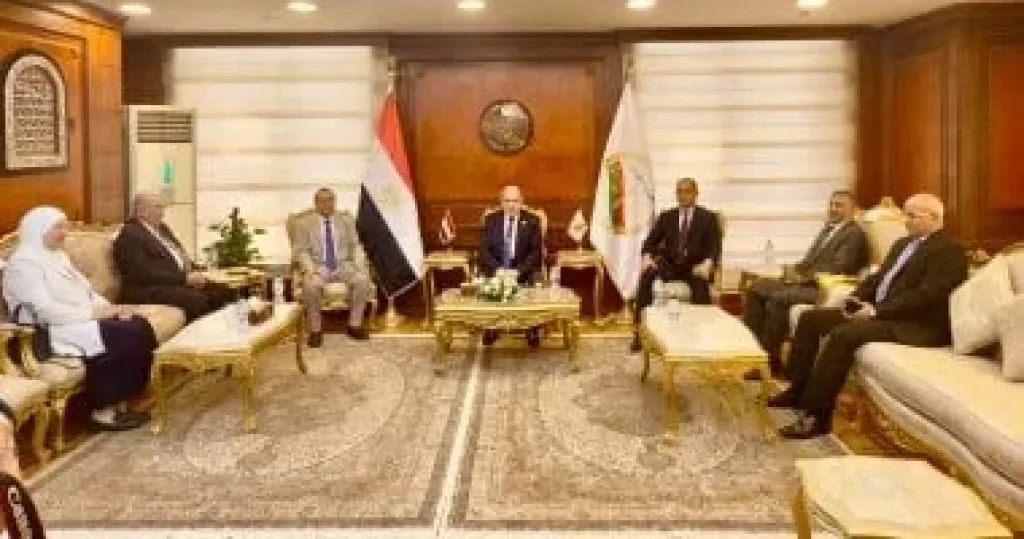 وفد من جامعة الأزهر يهنئ المستشار محمد الشناوي بتوليه رئاسة النيابة الإدارية