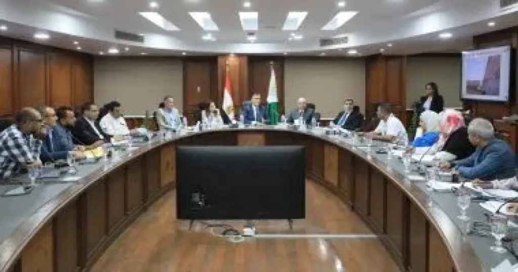 محافظ الجيزة يستمع لشكاوى عدد من المواطنين ويوجه بحلها