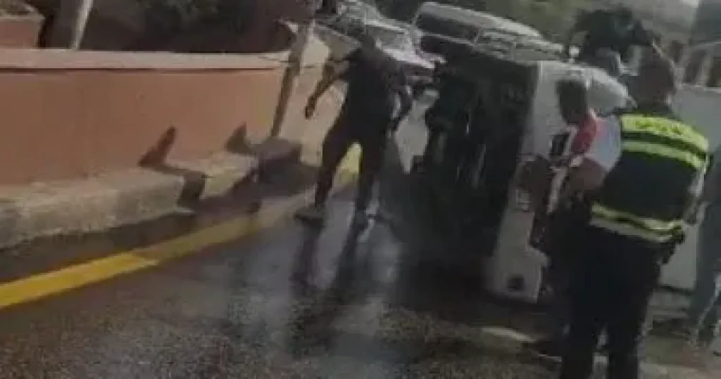 بسبب السرعة الزائدة.. انقلاب سيارة نقل فى نزلة كوبرى أكتوبر بالدقى