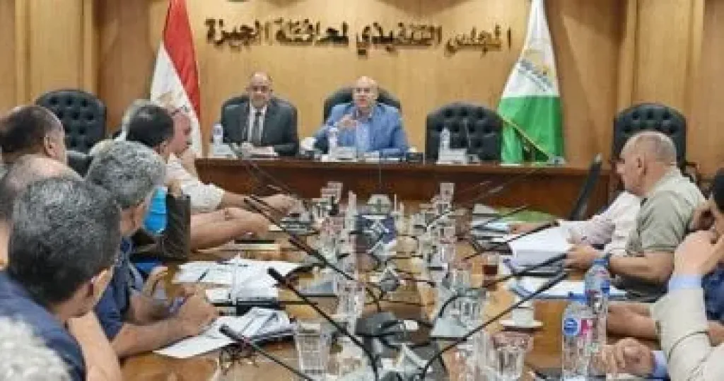 نائب محافظ الجيزة يتابع أعمال لجنة حصر المناطق السكنية
