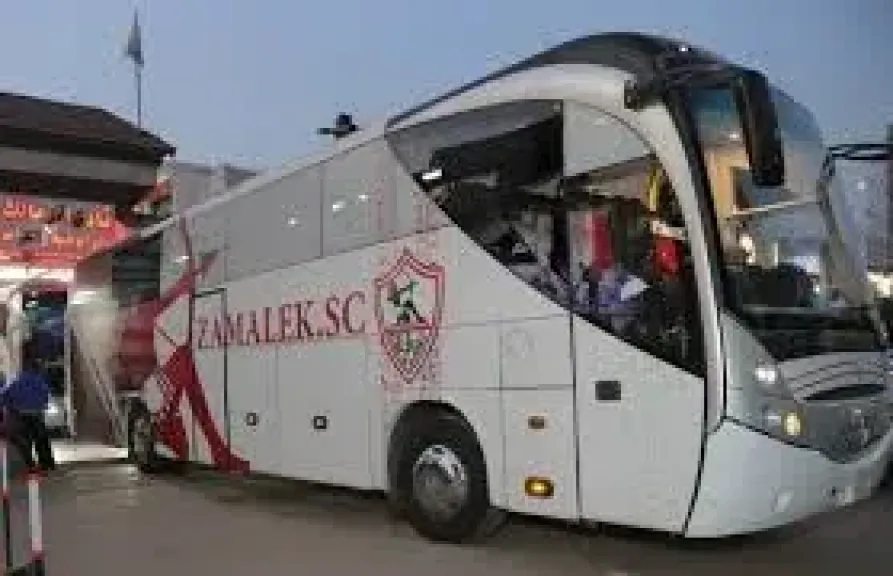 حافلة الزمالك تصل إلى ملعب السويس استعدادًا لمواجهة كهرباء الإسماعيلية
