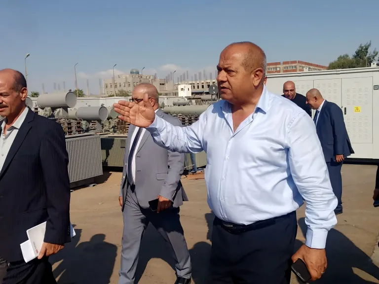 رئيس شركة كهرباء القناة يفاجى جميع قطاعات الشركة