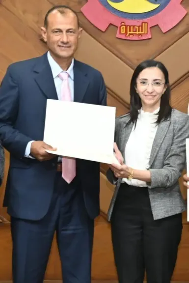 محافظ البحيرة تكرم مدير مدرسة بإيتاي البارود لأدائه المتميز