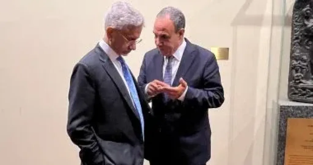 وزير الخارجية يؤكد لنظيره الهندى تطلع مصر لحل أزمة أوكرانيا