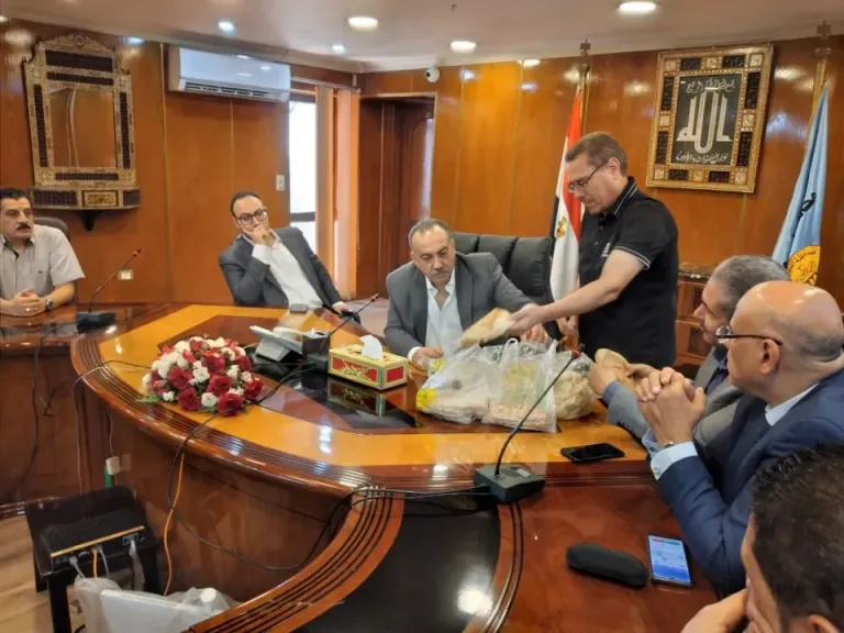 محافظ أسيوط يبحث مع مجموعة من الشباب آليات تطوير جودة الخبز