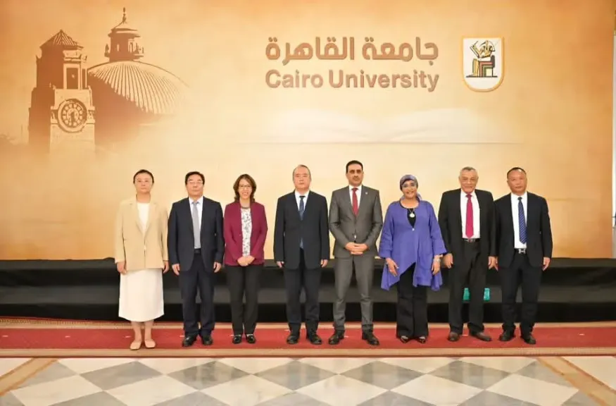 تعزيز علاقات التعاون الأكاديمي بين جامعتي القاهرة ونورث إيست الصينية.