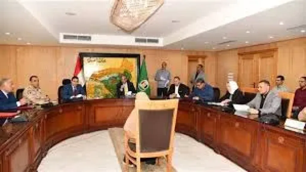 محافظ الفيوم يوجه بإجراءات لتوفير الحماية الاجتماعية للأسر غير القادرة