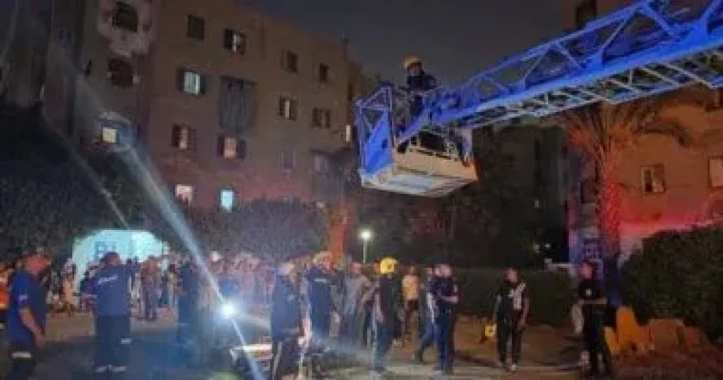 إنزال مواطنين أحتجزوا داخل عقار بعد انهيار سلم بمدينة 6 أكتوبر