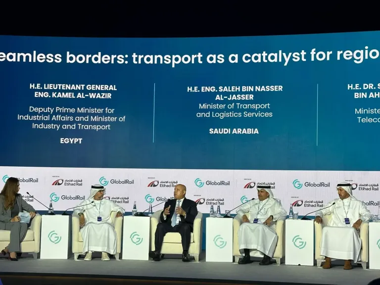 وزير الصناعة والنقل يشارك في ”جلوبال ريل 2025” بأبوظبي ويؤكد أهمية التكامل الإقليمي في مشاريع النقل