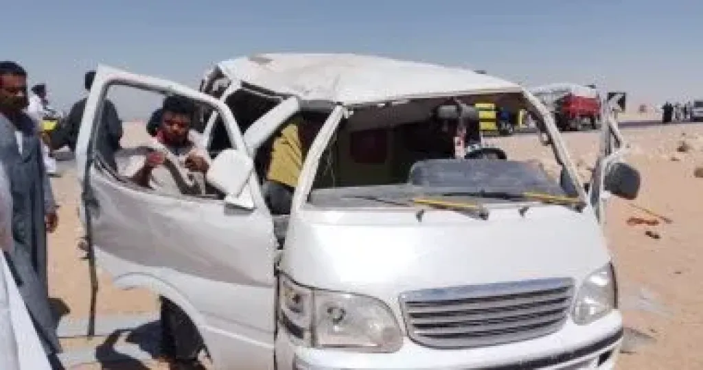 مصرع 3 أشخاص وإصابة 15 آخرين فى انقلاب ميكروباص بقنا