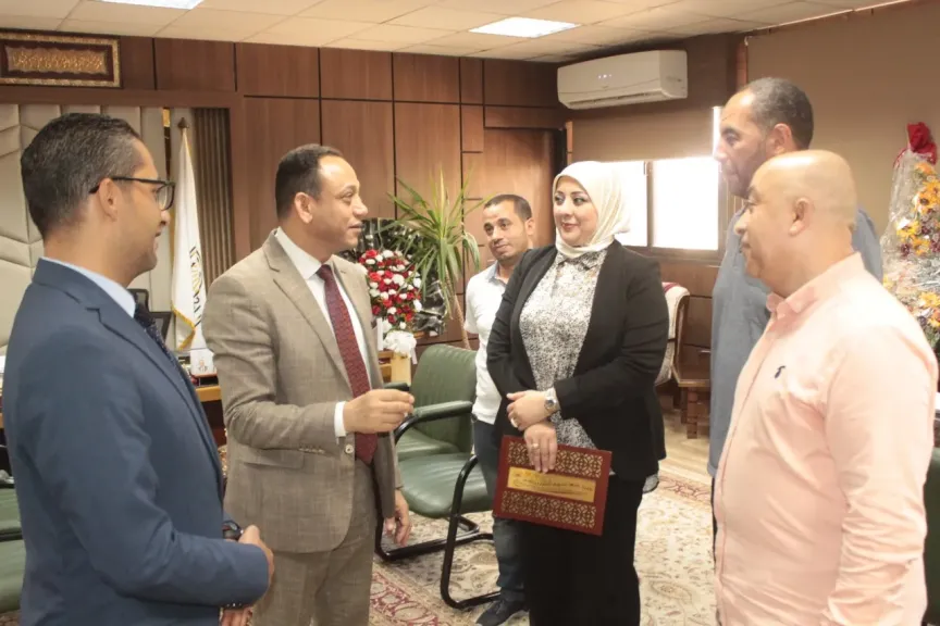 نائب رئيس جامعة أسيوط يهنئ إدارة العلاقات الثقافية والعلمية
