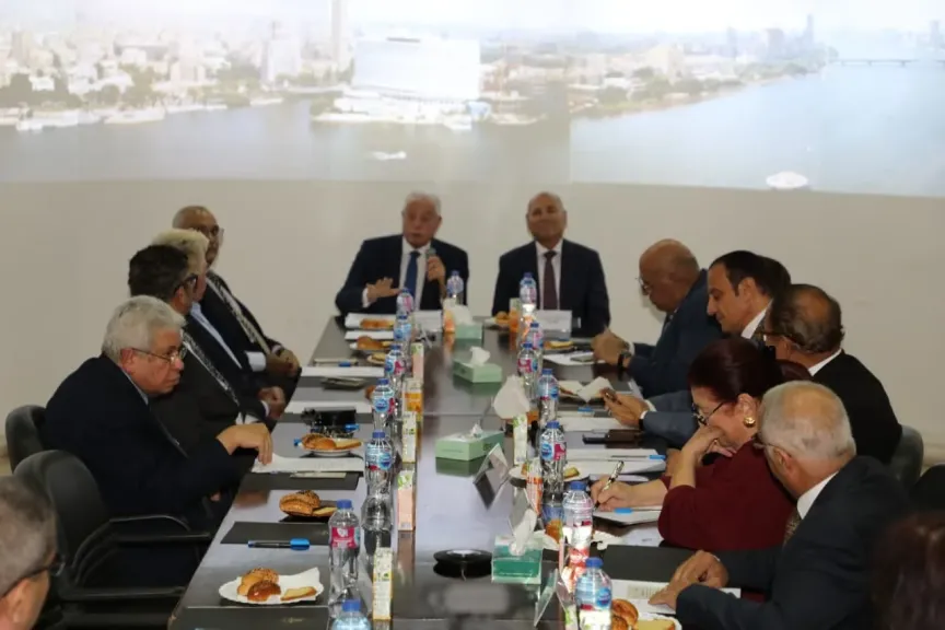 مستشار رئيس الجمهورية للتنمية المحلية ومحافظ القاهرة يترأسان اجتماع اللجنة القومية لتطوير القاهرة التاريخية