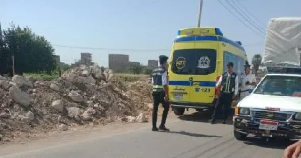 مصرع شخص فى حادث تصادم دراجة تروسيكل مع ميكروباص بالوادى الجديد