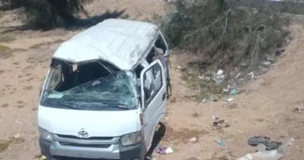 إصابة 6 أشخاص إثر انقلاب ميكروباص بمحور الضبعة الصحراوى